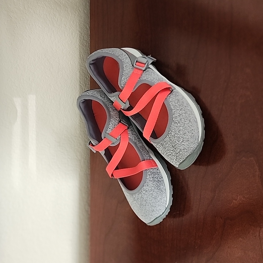 Womens Columbia Adjuatable Strap shoes 8